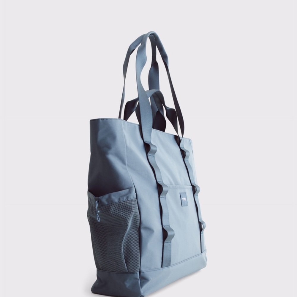 Black tote bag with pocket for suitcase handle - Picture 4 of 6
